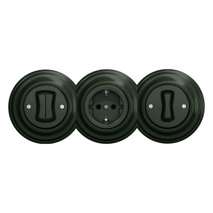 Tri tmavozelené vypínače a zásuvka sú umiestnené vedľa seba. Stredný je trojkolíková zásuvka, krajné sú vypínače. Všetky sú v rovnakom štýle, s okrúhlym tvarom a ryhovaným okrajom.