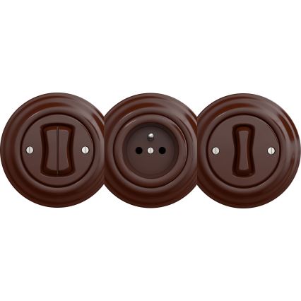 Tri tmavohnedé vypínače a zásuvka sú umiestnené vedľa seba. Dva vypínače sú dvojpolohové, stredný je trojkolíková zásuvka. Všetky sú v rovnakom štýle.