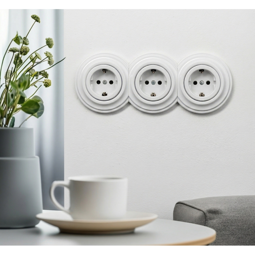 Kliklap - Trojitá retro domová zásuvka s rámikom SCHUKO 230V snehobiela