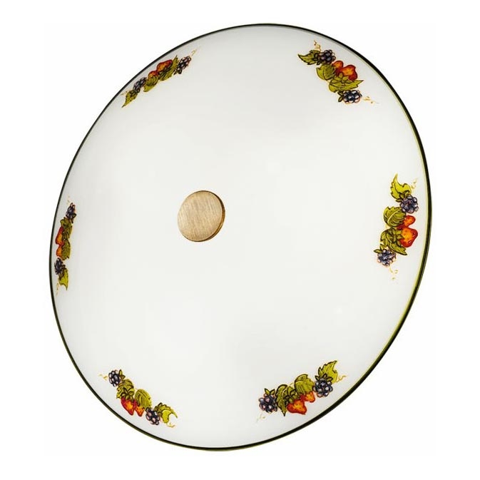 Okrúhly tienidlo s bielym povrchom a zeleným okrajom je zdobené motívom jahôd a černíc. V strede má drevený otvor. Tienidlo je umiestnené pred bielym pozadím.