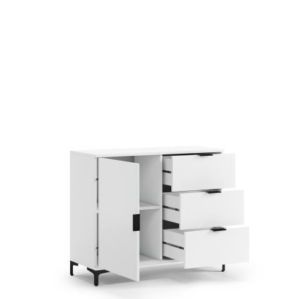 Biely komoda s otvorenými dvierkami a zásuvkami odhaľuje vnútorný priestor s policami a zásuvkami. Stojí na čiernych nožičkách na bielom pozadí.