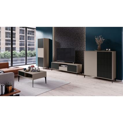 Moderná televízna zostava v obývacej izbe. Skladá sa z televízora, dvoch vysokých skríň a konferenčného stolíka. Súčasťou je aj svetlý koberec a drevená podlaha.