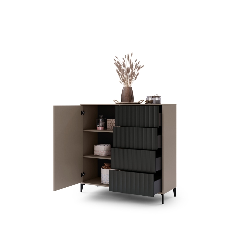 Komoda s otvorenými dvierkami odhaľuje vnútorné police a zásuvky. Obsahuje rôzne predmety ako kozmetika, škatule a topánky. Na vrchu komody sa nachádza váza so suchými kvetmi a ďalšie dekorácie.