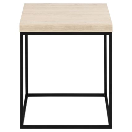 Nízky štvorcový stolík s drevenou doskou svetlej farby stojí na čiernom kovovým ráme.