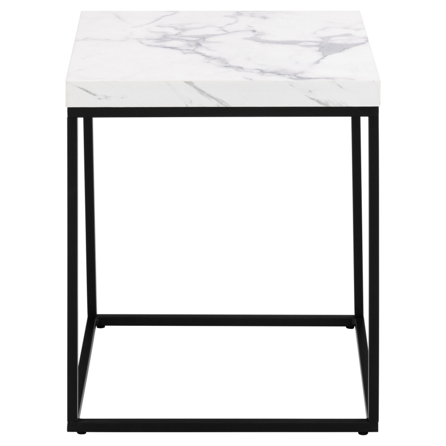 Malý štvorcový stolík s bielou mramorovou doskou a čiernym kovový rámom stojí na bielom pozadí.