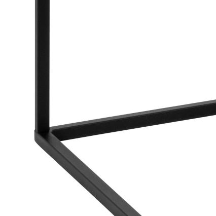 Čierny kovový rám stolíka tvorí pravý uhol. Rám je štvorcového tvaru. Je umiestnený na bielom pozadí.