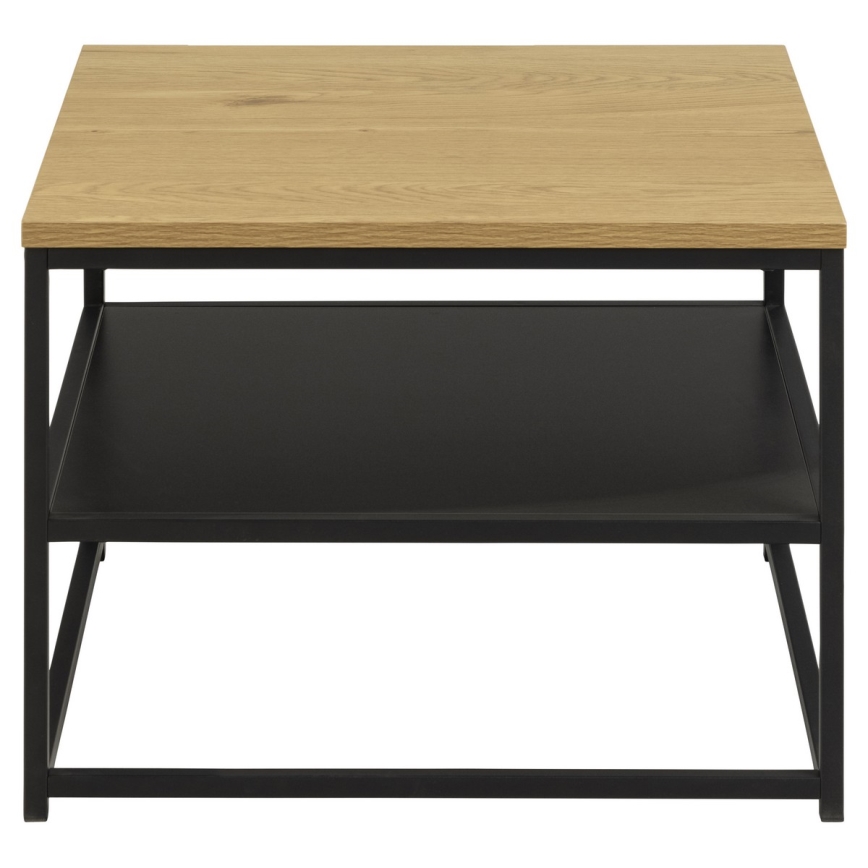 Nízky štvorcový stolík s drevenou doskou a jednou čiernou poličkou, stojaci na čiernom kovovom ráme.