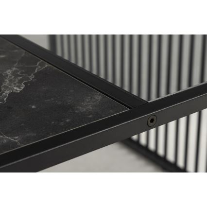 Stolík s tmavosivou mramorovou doskou a čiernym kovový rámom s vertikálnymi priečkami. Doska je vsadená do rámu. Viditeľný je jeden skrutkový spoj.