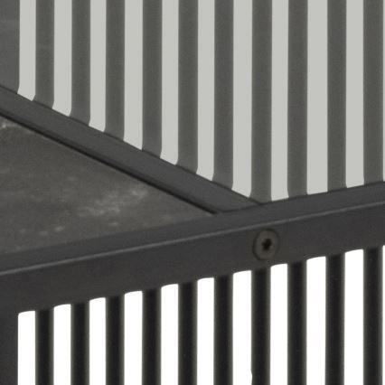 Čierny kovový rám s vertikálnymi výstuhami tvorí konštrukciu, na ktorej je umiestnená tmavá kamenná doska. Viditeľný je spojovací skrutkový prvok.