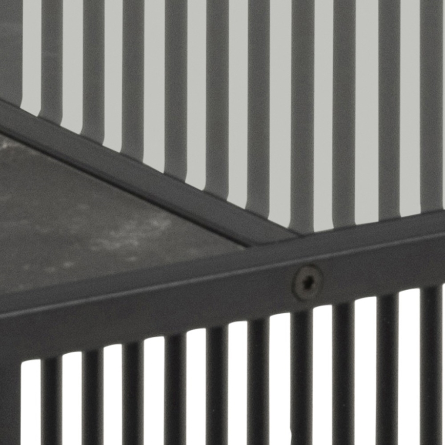 Čierny kovový rám s vertikálnymi výstuhami tvorí konštrukciu, na ktorej je umiestnená tmavá kamenná doska. Viditeľný je spojovací skrutkový prvok.