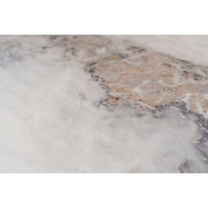 Mramorová plocha s hnedo-sivými žilkami. Svetlosivý podklad je prekrytý tmavými a svetlohnedými škvrnami, vytvárajúcimi nepravidelný vzor. Celkový vzhľad pripomína prírodný kameň.