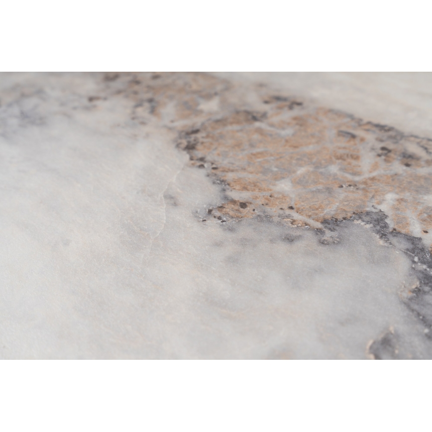 Mramorová plocha s hnedo-sivými žilkami. Svetlosivý podklad je prekrytý tmavými a svetlohnedými škvrnami, vytvárajúcimi nepravidelný vzor. Celkový vzhľad pripomína prírodný kameň.