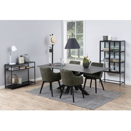 Dlhý jedálenský stôl s tmavou doskou a šiestimi olivovozelenými stoličkami s čiernymi nohami stojí na koberci v jedálni. V okolí sa nachádza stojan na oblečenie, polička a vitrína.