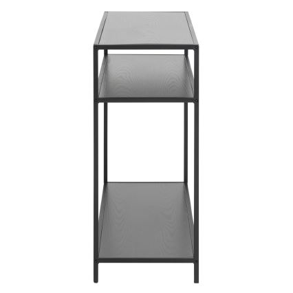 Čierna konštrukcia s tromi drevenými policami stojí samostatne. Horná polica je najširšia. Konštrukcia je z kovu, police sú z tmavého dreva.