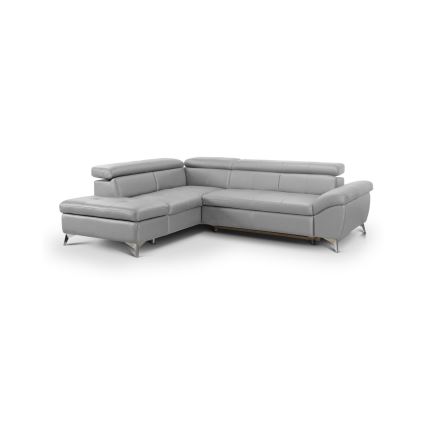 Rohová sedačka stojí v obývacej izbe. Sedačka je sivá, kožená a má kovové nohy. Nachádza sa v priestore s drevenou stenou, veľkým oknom a žltou stenou. Pred sedačkou je nízky čierny konferenčný stolík.