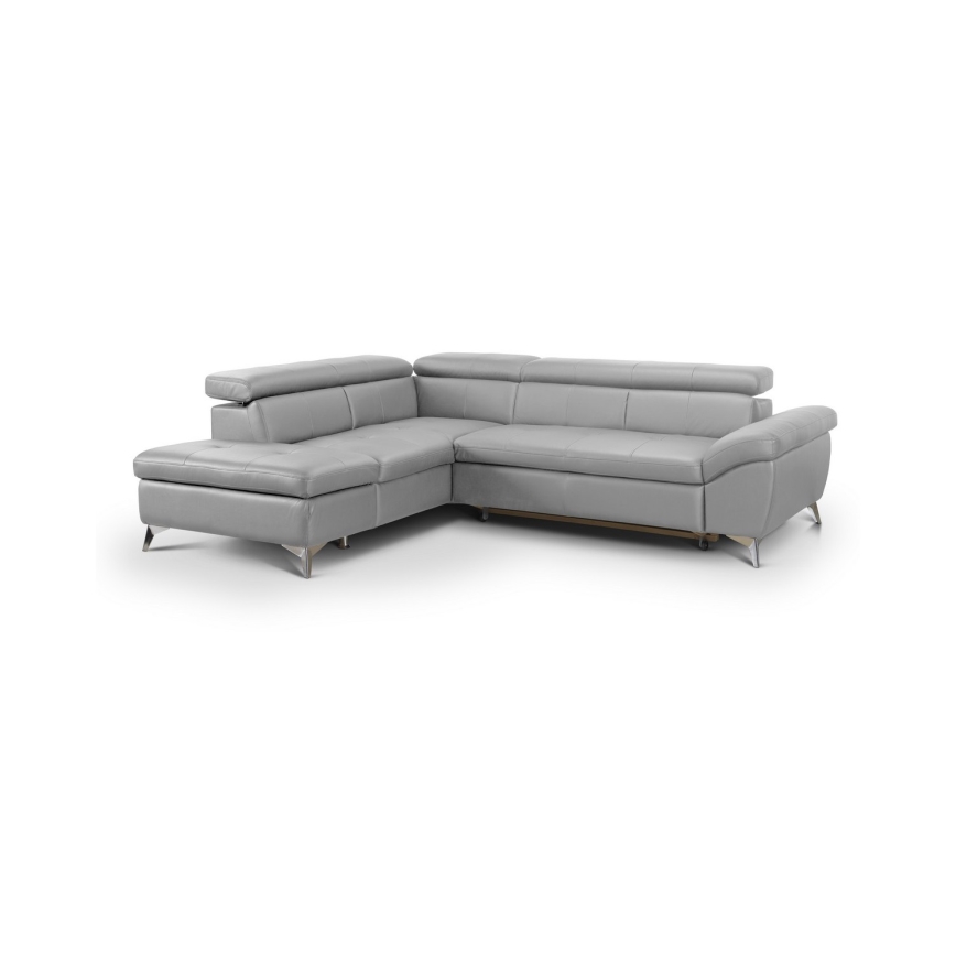 Rohová sedačka stojí v obývacej izbe. Sedačka je sivá, kožená a má kovové nohy. Nachádza sa v priestore s drevenou stenou, veľkým oknom a žltou stenou. Pred sedačkou je nízky čierny konferenčný stolík.