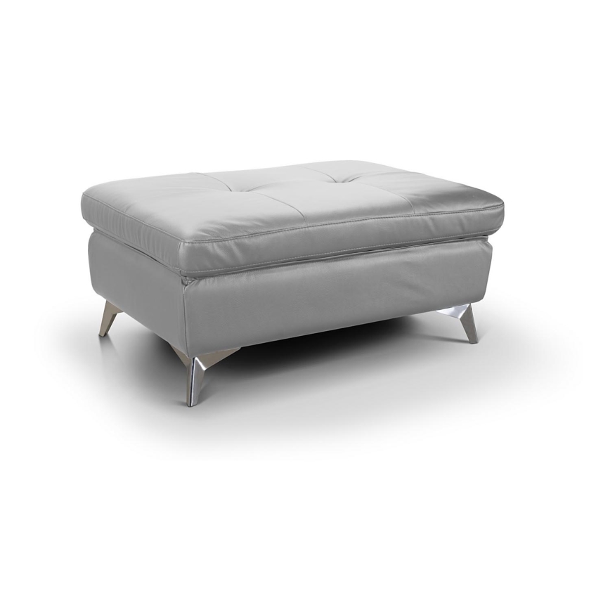 Šedý kožený taburet s prešívanou textúrou sedáka stojí na štíhlych kovových nohách na bielom pozadí.