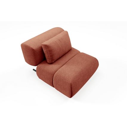 Červenohnedá sedačka s opierkou a vankúšom stojí na bielom pozadí. Sedačka je rozdelená na tri časti a má minimalistický dizajn.