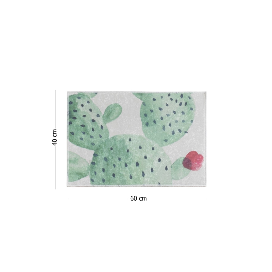 Rohož s motívom kaktusov zobrazuje zelené kaktusy s tŕňmi a červeným kvetom na svetlom pozadí. Rohož má rozmery 60 cm x 40 cm.