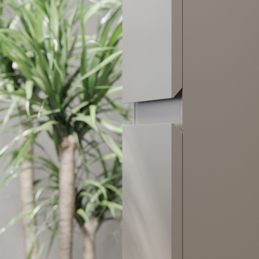 Šedo-hnedá skriňová zostava s integrovanými úchytkami je čiastočne zobrazená na fotografii. V pozadí sa rozostrene nachádzajú izbové rastliny.