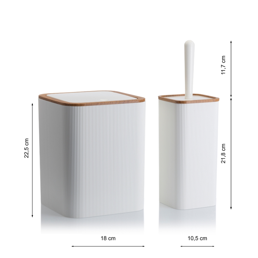 Sada na toaletu: nádoba a držiak na kefu, oboje biele s vertikálnymi ryhami a dreveným lemom. Rozmery: nádoba – 22,5 x 18 cm, držiak – 21,8 x 10,5 cm, kefa – 11,7 cm.