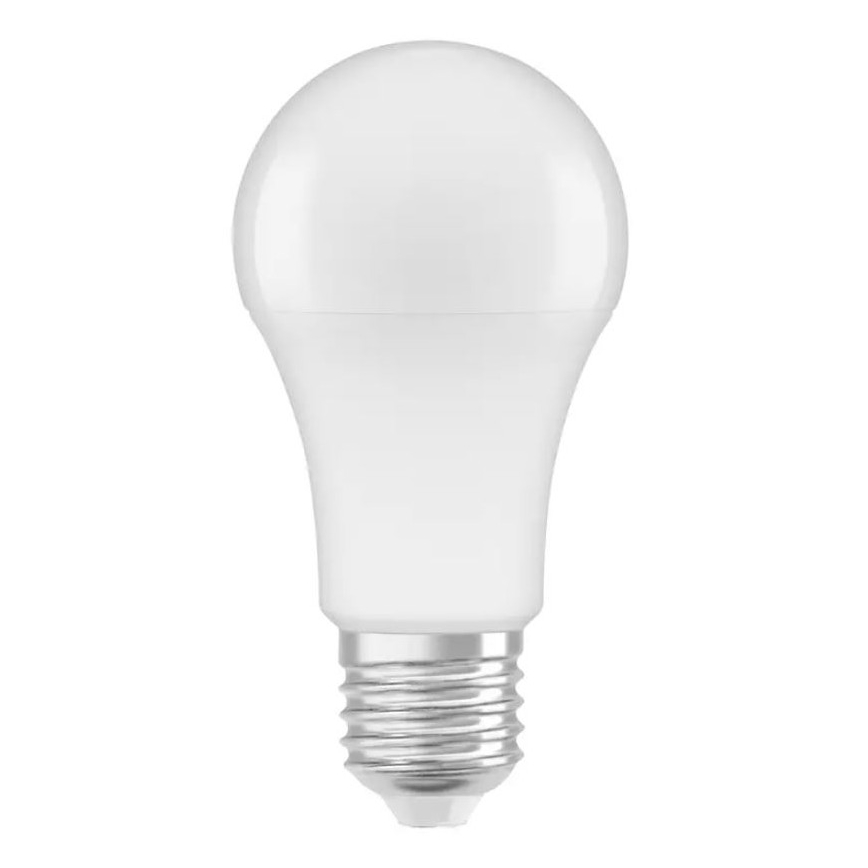 LED žiarovka s klasickým tvarom je zobrazená na bielom pozadí. Žiarovka je v stave pripravenosti na použitie. Nie je viditeľný žiadny ďalší objekt.