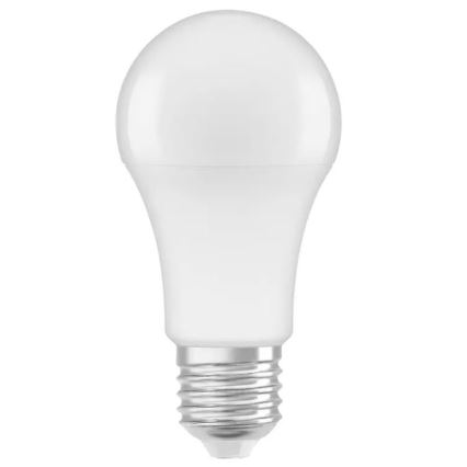 LED žiarovka svieti na bielom pozadí. Žiarovka má klasický tvar a šróbovací závit.