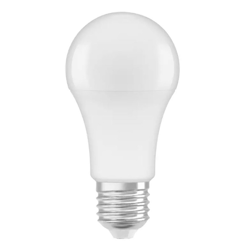 LED žiarovka svieti na bielom pozadí. Žiarovka má klasický tvar a šróbovací závit.