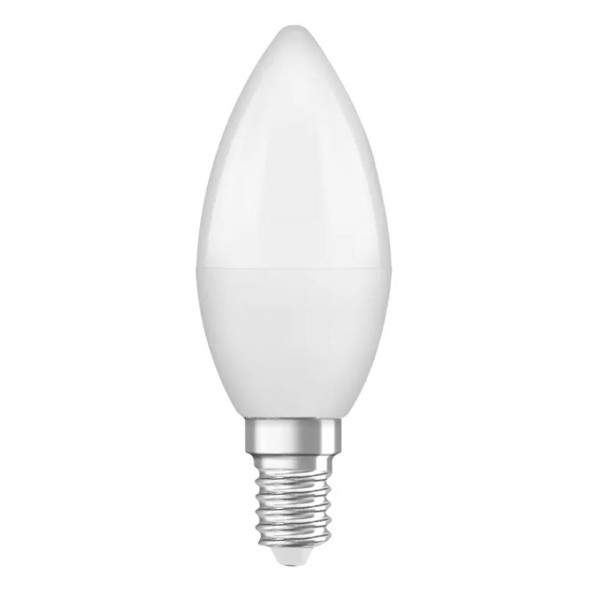 LED žiarovka tvaru sviečky s kovovou skrutkovacou paticou je zobrazená na bielom pozadí.