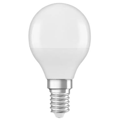 LED žiarovka s guľovitým sklom svieti. Má kovový závit. Je zobrazená na bielom pozadí.