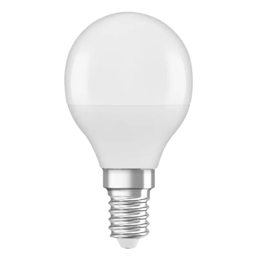 LED žiarovka s guľovitým sklom svieti. Má kovový závit. Je zobrazená na bielom pozadí.