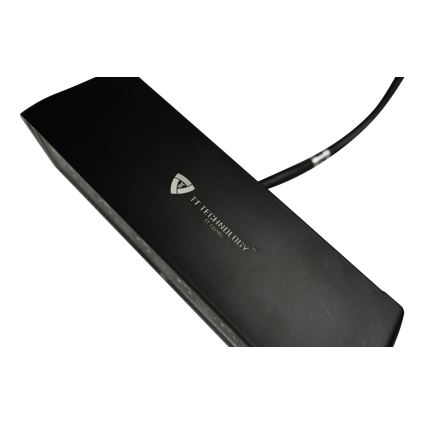 Čierna elektronická jednotka s káblom, na ktorej je vygravírované „TT TECHNOLOGY“ a „TT-124NRS“. Jednotka leží na bielom pozadí.