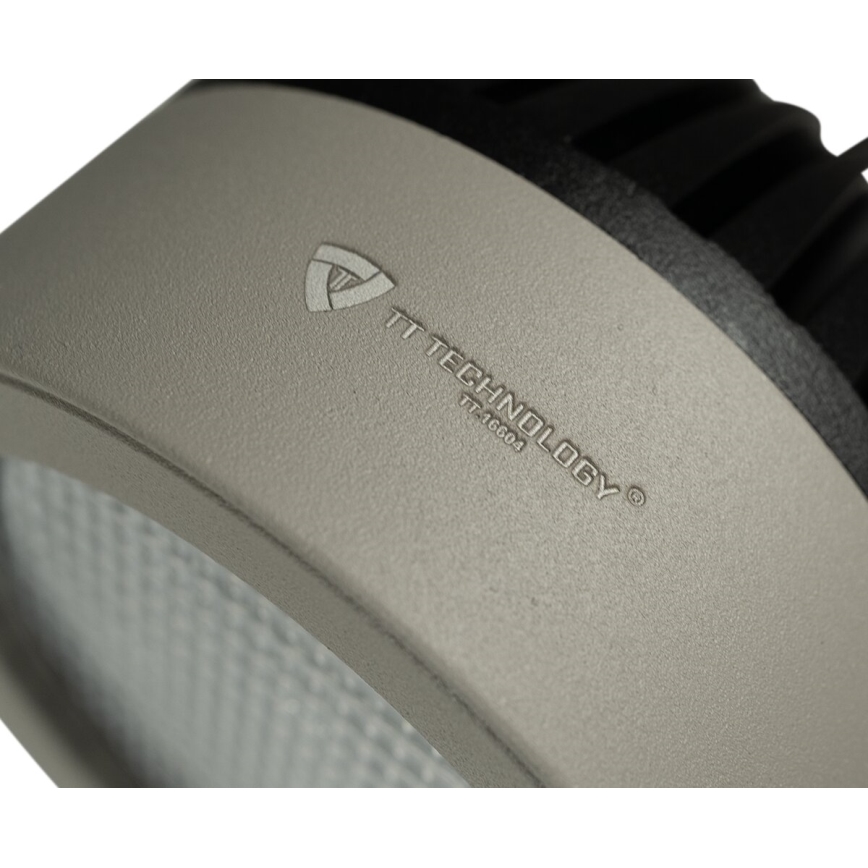 Svetlomety TT TECHNOLOGY, typ TF.16001, sú čiastočne viditeľné v detailnom zábere. Na svetlomete je vygravírované logo a názov výrobcu.