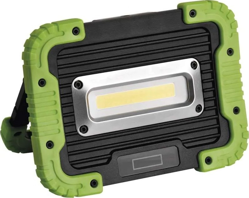 Prenositelná LED pracovná lampa svieti. Má robustný, čierno-zelený plastový kryt a zabudovaný stojan. Je viditeľný indikátor stavu batérie.