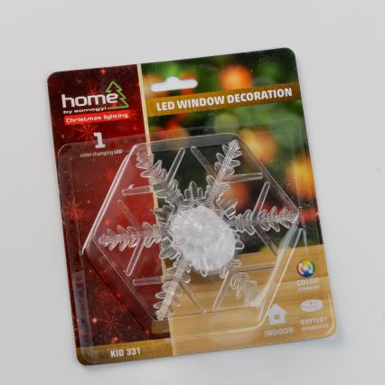 Svetlá svietiaca snehová vločka – LED vianočná výzdoba na okno. Balenie oznamuje 1 farebne meniace sa LED diódu, batériové napájanie a vnútorné použitie. Kód produktu: KID 331.