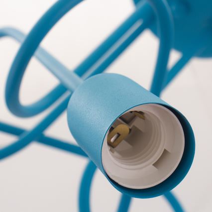 Svetlomodrá kovová lampa s tvarovaným káblom a viditeľnou paticou E27. Kábel je stočený do abstraktného tvaru. Lampa je detailne zobrazená na svetlom pozadí.