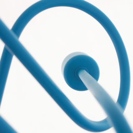 Modrá plastová konštrukcia s kruhovými prvkami sa tiahne nahor. Stredová tyč prechádza cez kruhy. Biely pozadím.