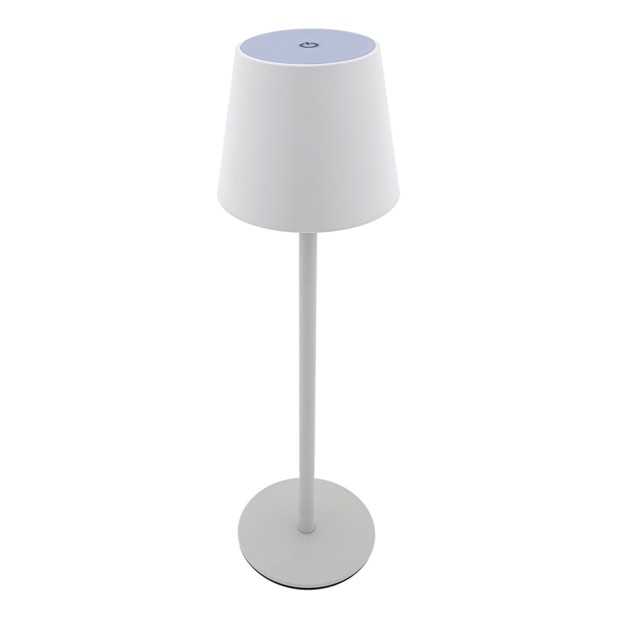 Biela stolná lampa s kužeľovitým tienidlom a tenkým stĺpikom stojí na kruhovej základni. Vrch tienidla má svetlomodrý vrch s tlačidlom. Lampa je umiestnená na bielom pozadí.