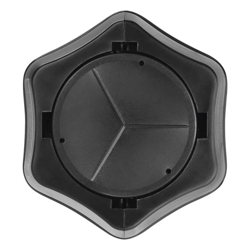 Čierny päťuholníkový kryt s kruhovým vnútorným viečkom rozdeleným na tri časti je zobrazený zhora na bielom pozadí. Kryt je z plastu.