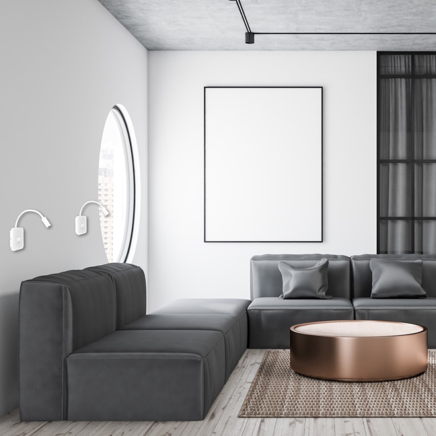 Kuchynská batéria je umiestnená v rohu kuchyne s bielymi skrinkami a drevenou pracovnou doskou. Vedľa je mikrovlnná rúra a okno s výhľadom von.