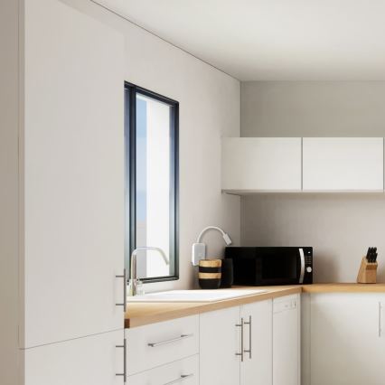 Biely kábel s konektorom sa ohýba. Konektor je valcového tvaru s malým otvorom na konci. Kábel je umiestnený na bielom pozadí.