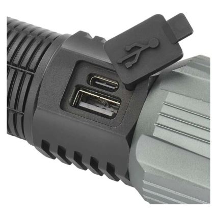 Svietidlo má otvorený kryt s USB a USB-C portami na nabíjanie. Je z tmavosivej a čiernej matnej hmoty.