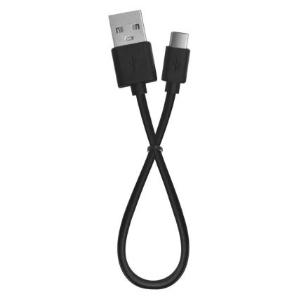Čierny USB kábel je zložený do tvaru osmičky. Na jednom konci je USB-A konektor, na druhom USB-C. Kábel leží na bielom pozadí.