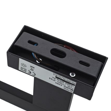 Svietidlo je pripojené k elektrickej sieti. Drôty sú zapojené do čierneho kovového puzdra. Na puzdre je označenie: SHINE, Model: 4380, 11W, 770lm, ~230V 50Hz AC, IP44.