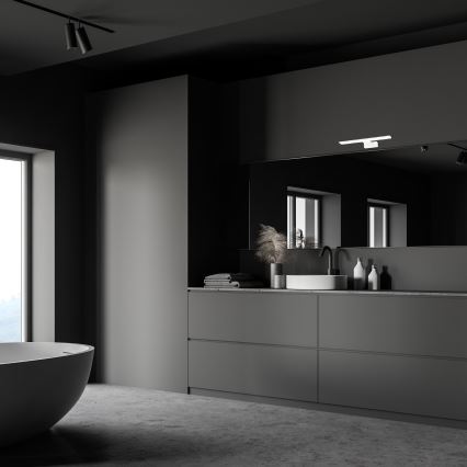 Umývadlo stojí na sivej skrinke v tmavosivej kúpeľni. V blízkosti sa nachádza voľne stojaca vaňa a veľké okno.