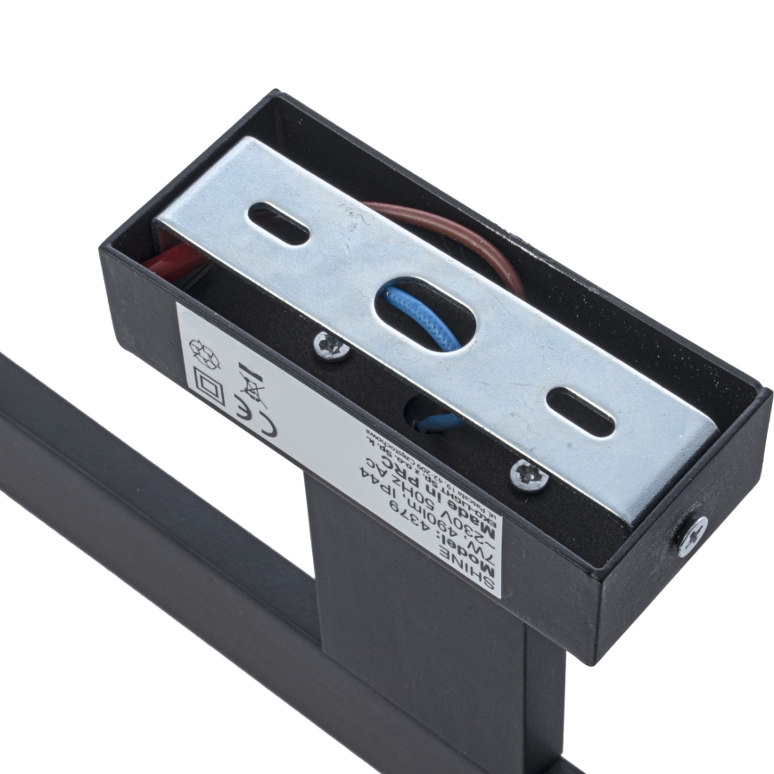 Svietidlo pripája sa; dva vodiče sú pripojené k svorkovnici v čiernom kovovom púzdre. Na púzdre je štítok s údajmi: Model: 4379, 7W, 230V 50Hz AC, 490lm, IP44, Made in PRC.