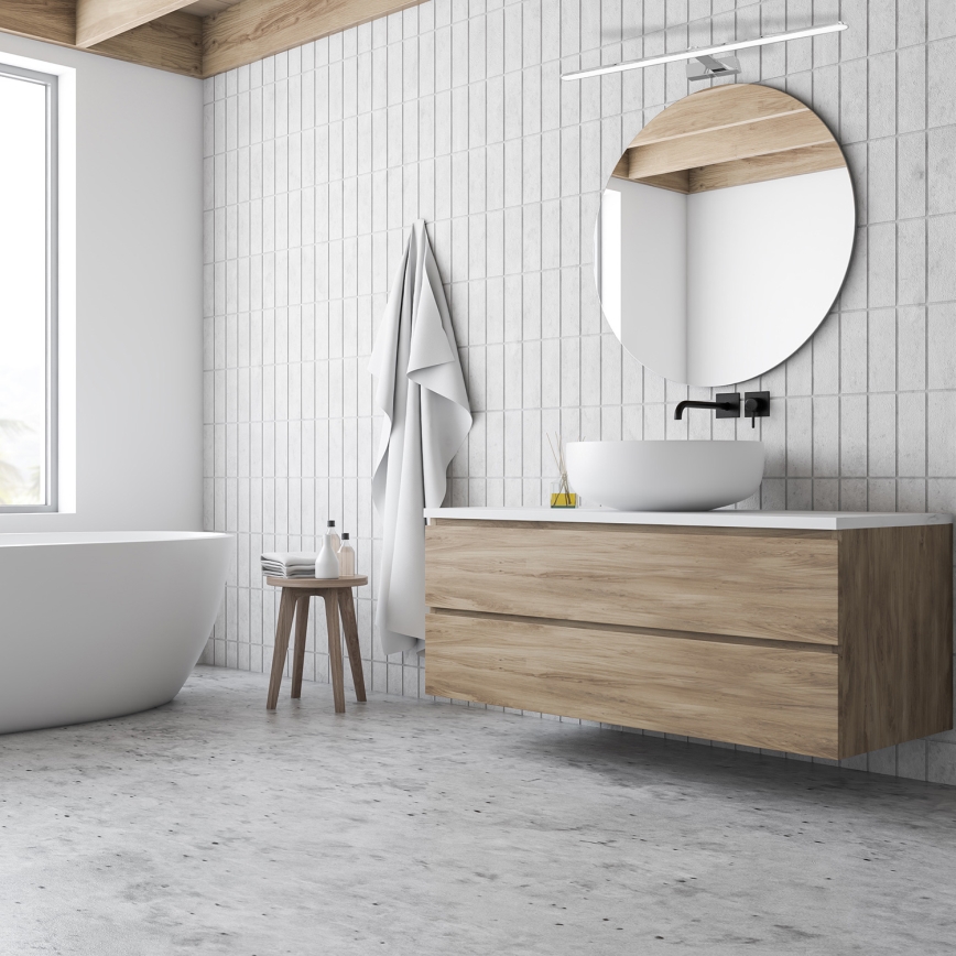 Svietidlo sa nachádza na stene. Je vyrobené z chrómovaného kovu a má dlhú, tenkú svetelnú lištu. Svietidlo je pripevnené k stene štvorcovou základňou.