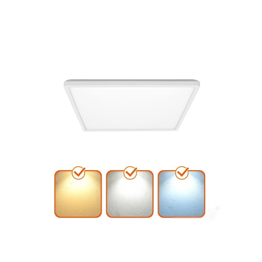 Štvorcový LED panel s bielym rámom je pripevnený na strope. Panel vyžaruje svetlo v troch farebných teplotách: teplá biela, neutrálna biela a studená biela.