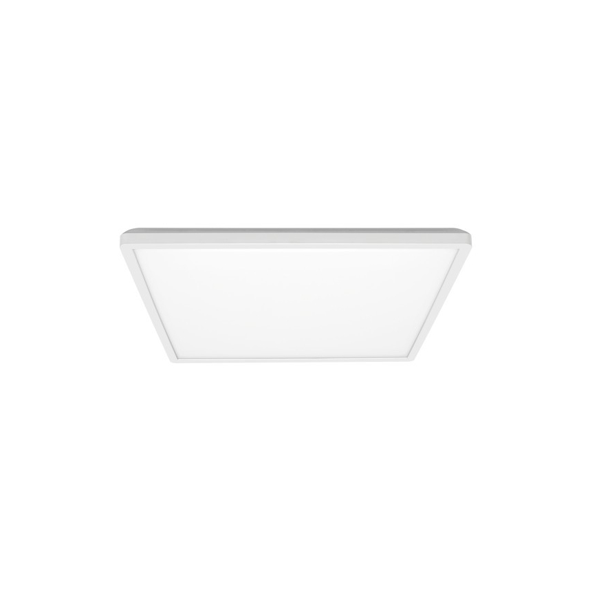 Štvorcový LED panel svietidlo je umiestnené na strope. Svietidlo je bielej farby s bielym difúzorom. Biely rámik obklopuje plochý svetelný panel.
