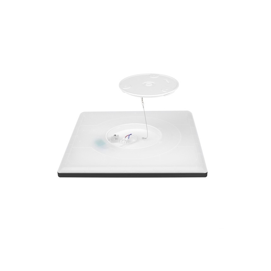 Štvorcové LED svietidlo s odnímateľným krytom, ktoré je čiastočne rozobraté. Elektrické káble sú viditeľné. Svietidlo je na bielom pozadí.